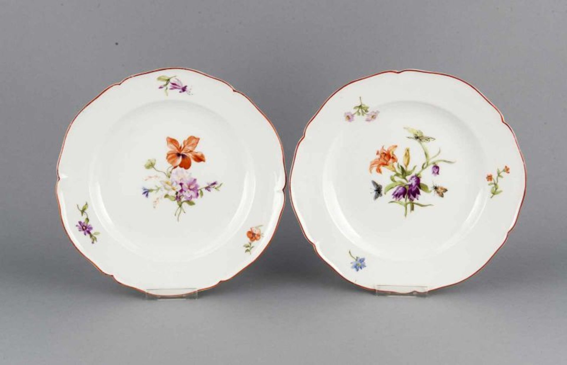 Two antique German porcelain KPM plates with hand-painted floral decors. Ca. 1900. Dim. 29.3 cm. O.