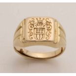 Yellow gold seal ring, 585/000, with square plate with a weapon engraving. 8x8 mm. Ø 45 about 3