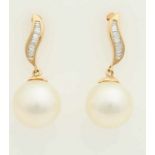 Yellow gold earrings, 750/000 with diamond and pearl. Ear studs fitted with a stroke containing 21