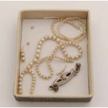 Necklace of small seed beads, 1-3 mm, with white gold 585/000, oval closure. Broken, about 30 cm