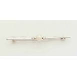 White gold bar brooch, 585/000, with pearl and brilliant. Staafbroche with in the middle a