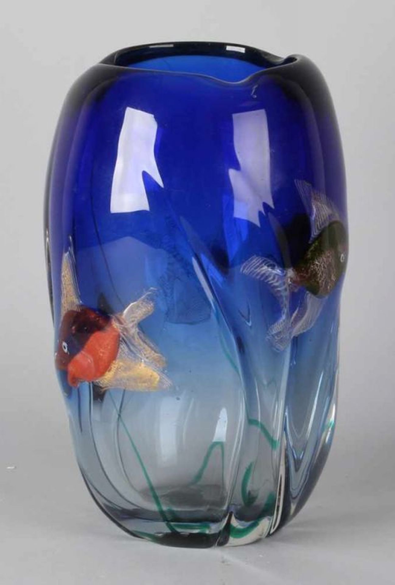 Large heavy (Murano) glass of orange juice, approx. 1970-1980. Blue-transparent with goldfish