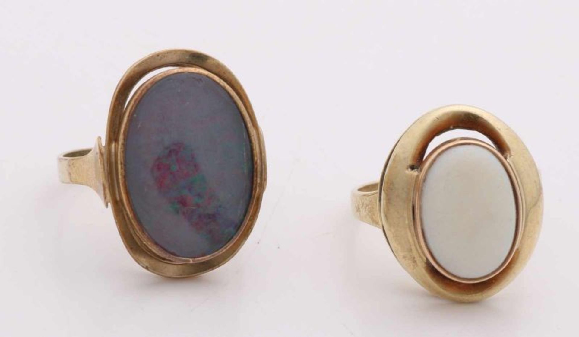 Two gold rings, 585/000, with opal. A ring with a large oval closet with openings on the top and