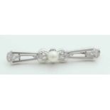 White gold brooch, 585/000, with diamond. Staafbroche, bow model, occupied with several small
