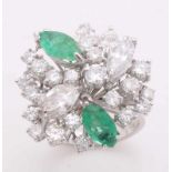 Capital royal white gold ring, 750/000, with emerald and diamond. White gold ring with rising