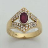 Straight yellow gold ring, 750/000, with ruby ​​and brilliant. Elegant ring at the top split with