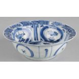 Chinese porcelain flap bowl with floral coullissen decors and bird. Lightly contoured. 17th-18th