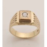 Large ring, 333/000, with diamond. Ring with square bezel occupied with a diamond with old mine cut