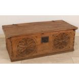 Small gothic chest with original lock (lock bracket mist) 16th Century. Light old wormbeval.