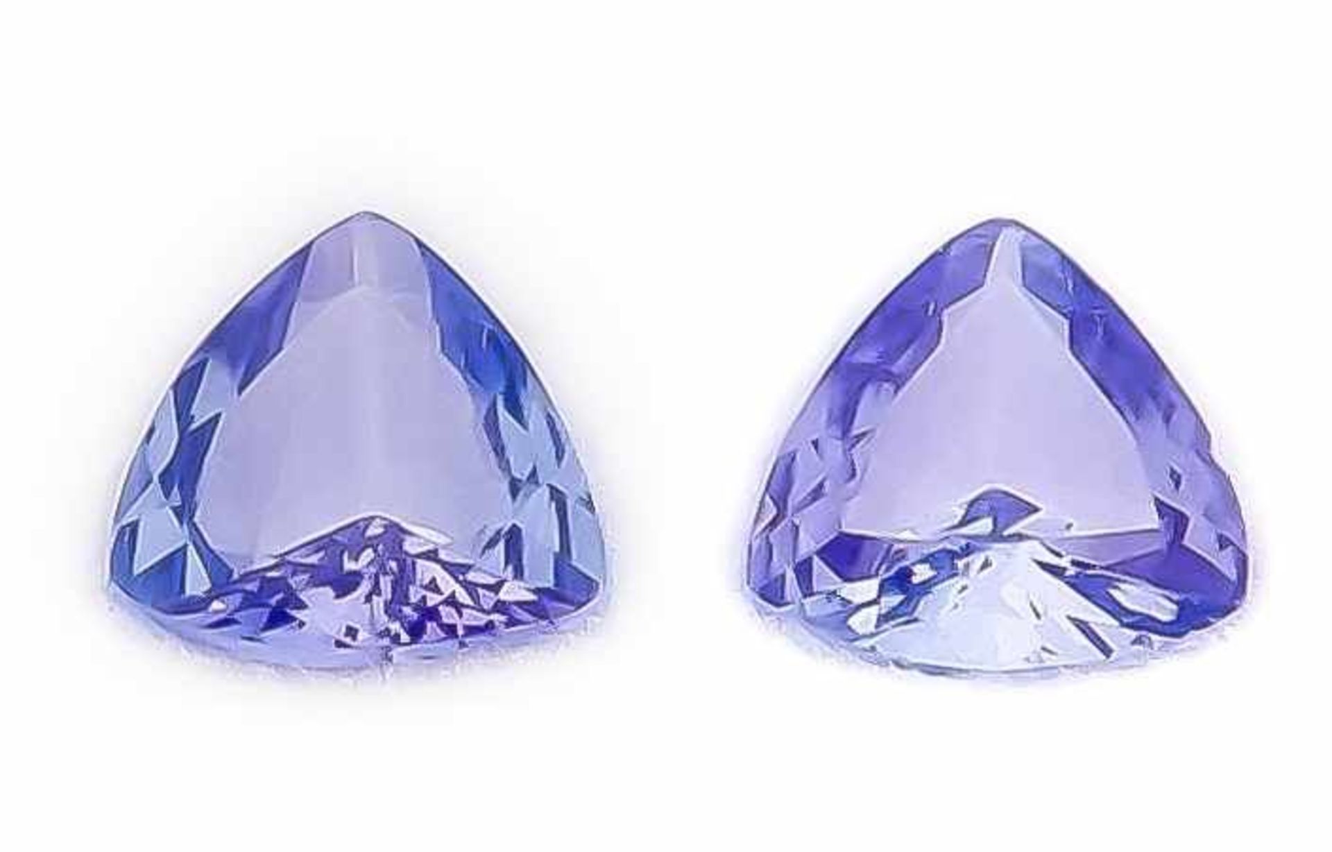 Tanzanite, in triangular shape. Together approximately 2.05 ct. Facet cut. Stone has a particularly