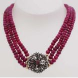 Necklace of ruby ​​beads with GG 585/000 closure. Three-row collar of faceted ruby ​​beads, ø 6mm,