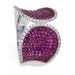 White gold ring, 750/000, with round faceted pink sapphires, approx. 1.5 crt, with good color and