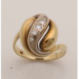 Yellow gold ring, 585/000, with edged head with 5 brilliant-cut diamonds. At the head of the ring