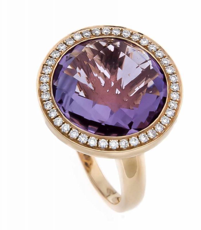 Yellow gold ring, 750/000, with amethyst and diamond. Ring with a round-faceted amethyst 8.19 crt