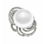 White gold pendant, 750/000, with excellent white South Sea pearl, 14 mm, and 105 brilliant cut