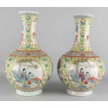 Two antique Chinese porcelain bolvazen ​​with various figures in coulissen decor. Marked. Size: 39.