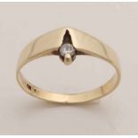 Yellow gold ring, 585/000, with diamond. Gold ring with vertically split band, in the middle