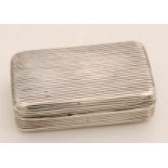 Silver rectangular snuff box, 833/000, with hinged lid. The whole is decorated with a ribdecor. MT: