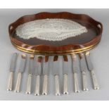 Oval wood tablet with brass bands with 10 knives of Christofle, plated model America. Length 24 cm.