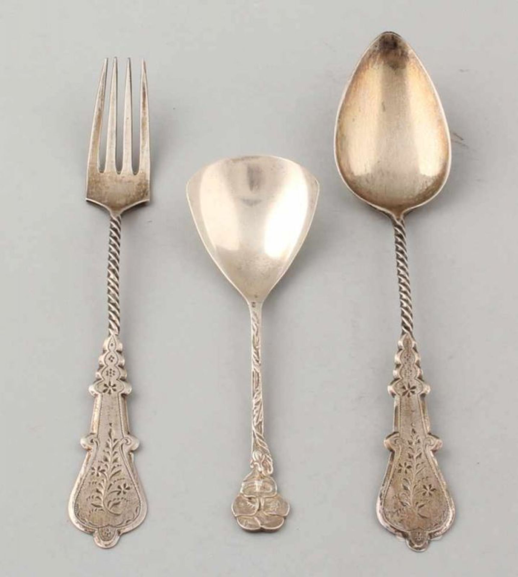 Lot of silver, 835/000, consisting of a sugar bowl with a triangular bowl and a stalk with flour