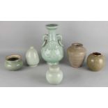 Six-course old / antique Chinese celadon porcelain with floral decors, crazy glaze et cetera.