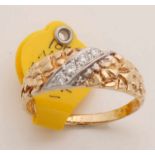 Fantasy, 416/000, with diamonds. Band ring with machined top with a white diagonal band with 4