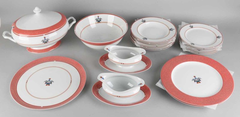 Lot of 18 parts limited porcelain Limoges Cartier tableware, 'La Maison Venitienne'. These include: