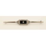 White gold brooch, 585/000, Art Deco, with diamond and onyx. Staafbroche with in the middle a