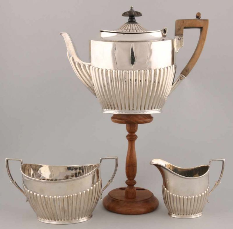 Fine silverware, 925/000, English, consisting of a teaspoon, milk can and sugar bowl in an oval