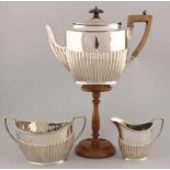 Fine silverware, 925/000, English, consisting of a teaspoon, milk can and sugar bowl in an oval