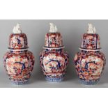 Three-piece Imari porcelain cabinet with Foohounds and floral decors. Size: 37 x 16 cm ø.In good