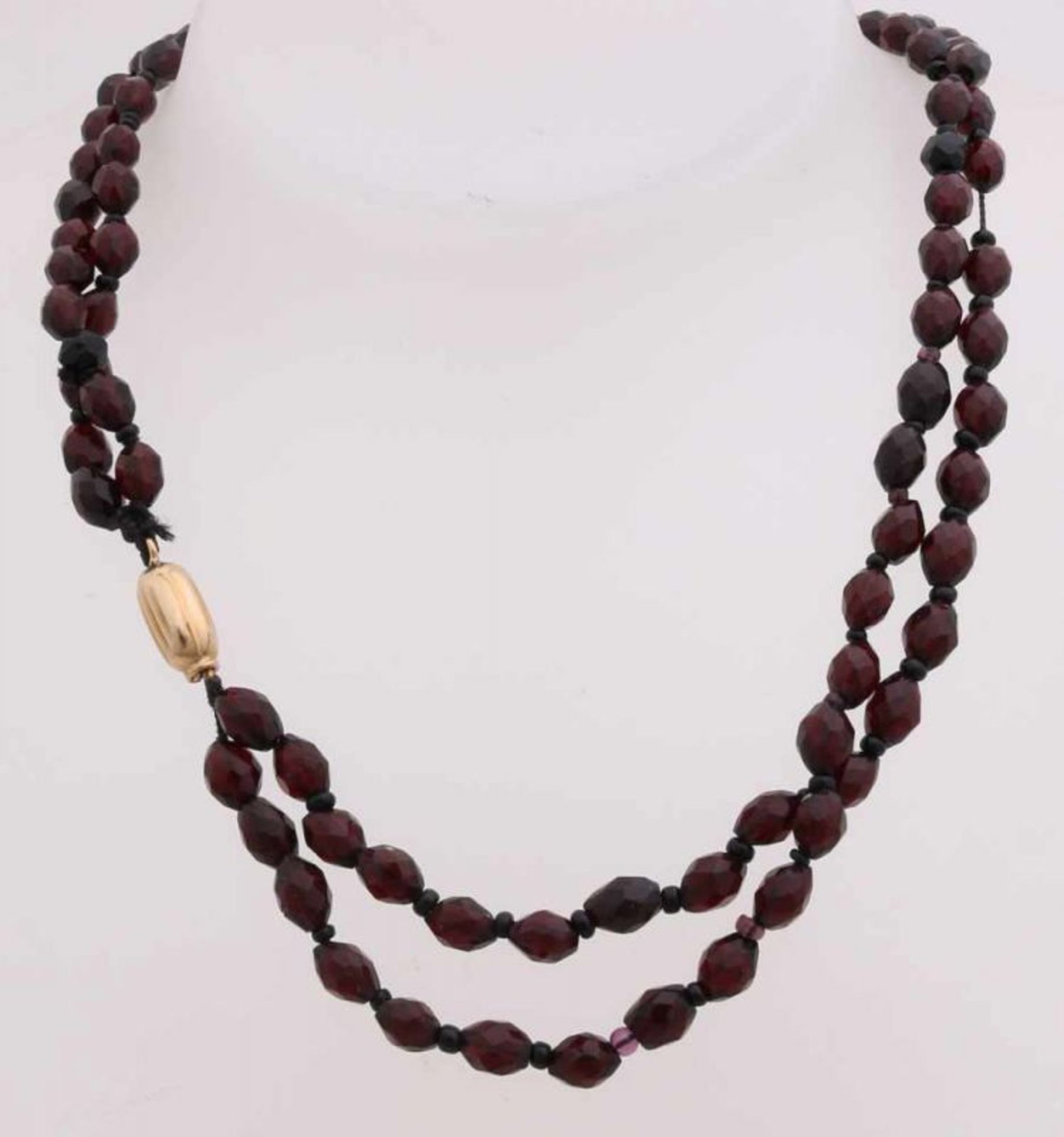 Garnet collar with gold closure, 585/000. A necklace of 2 rows of oval-faced garnets, 8 mm,