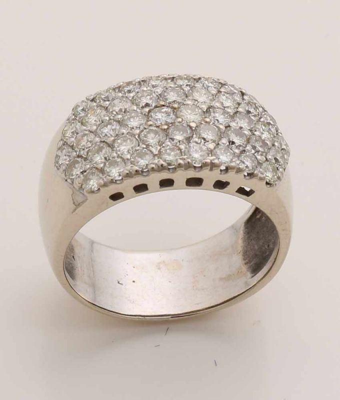 White gold ring, 585/000, with diamonds. Wide ring, 11 mm, occupied at the top with 5 rows with 44