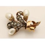 Yellow gold brooch, 585/000, in branch / flower shape decorated with 3 baroque pearls and a bowl