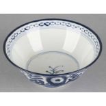 Antique Chinese porcelain bowl with floral decors. Around: 1900. Size: 5.5 x 13 cm ø. In good