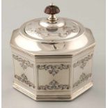 Eccentric silver lid box, 925/000, decorated with striped edges and engraving and with a raised