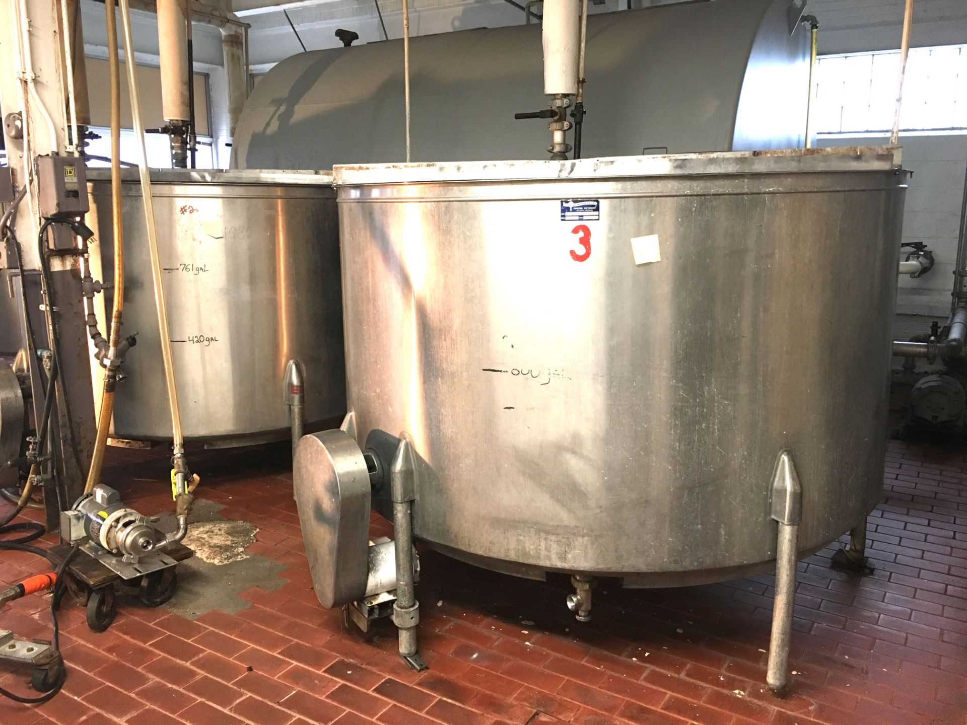 1,100 Gallon Potter and Rayfield Stainless Steel Mixing Tank Serial: 5911 Stainless Steel Lids, Side