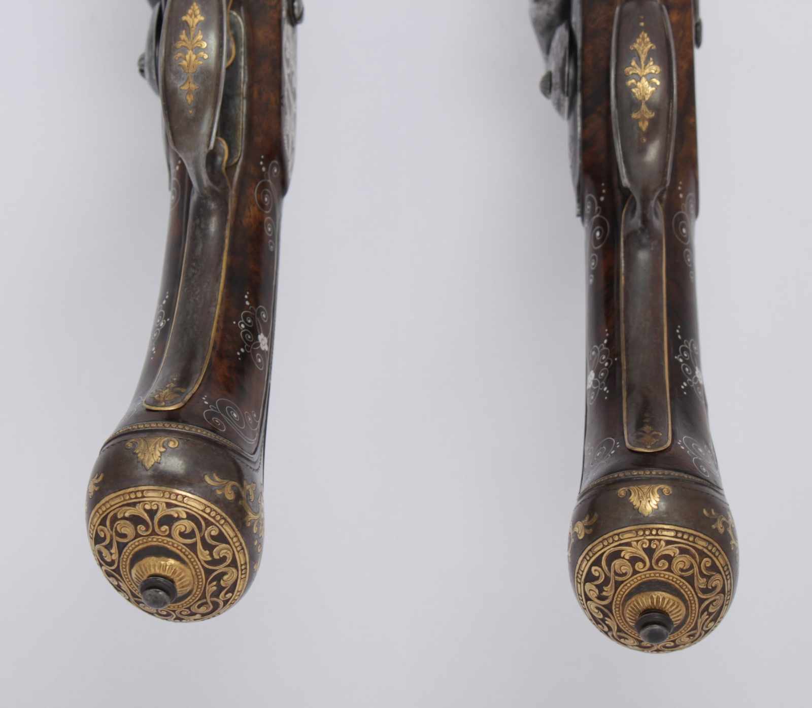 A pair of flintlock pistols La Marre A VIENNE Datace: circa 1680 An important and rare pair of - Image 4 of 17
