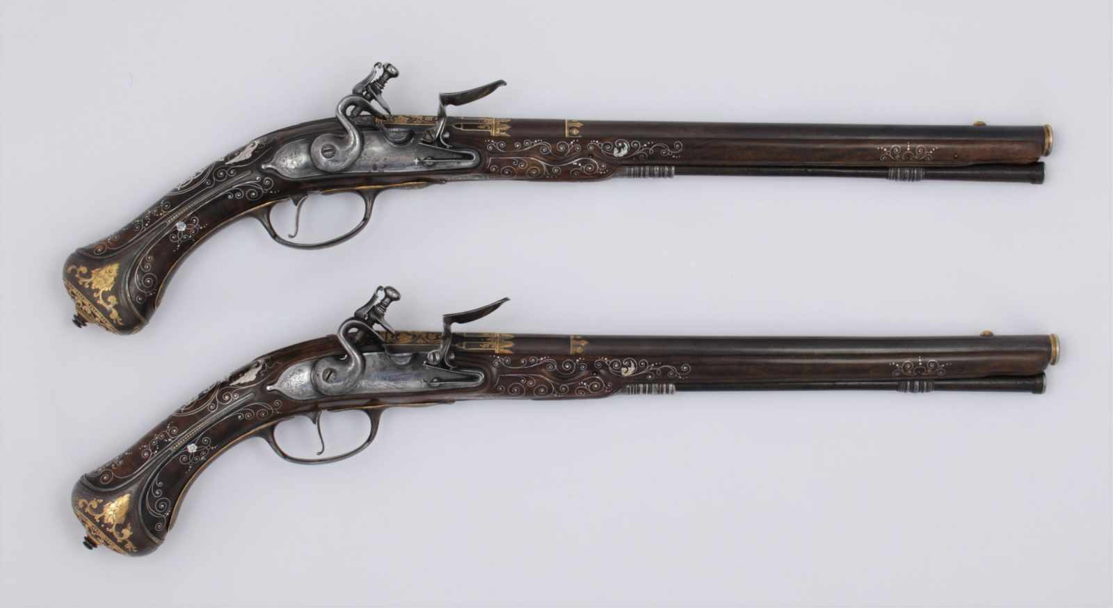 A pair of flintlock pistols La Marre A VIENNE Datace: circa 1680 An important and rare pair of - Image 10 of 17