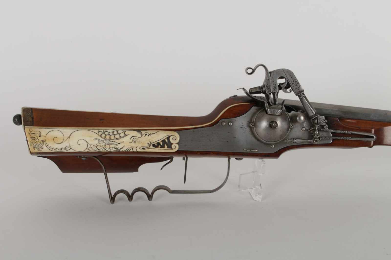 A fine Saxony wheellock rifle with bone inlaid decoration Germany, Dresden, circa 1610, master F F / - Image 6 of 12