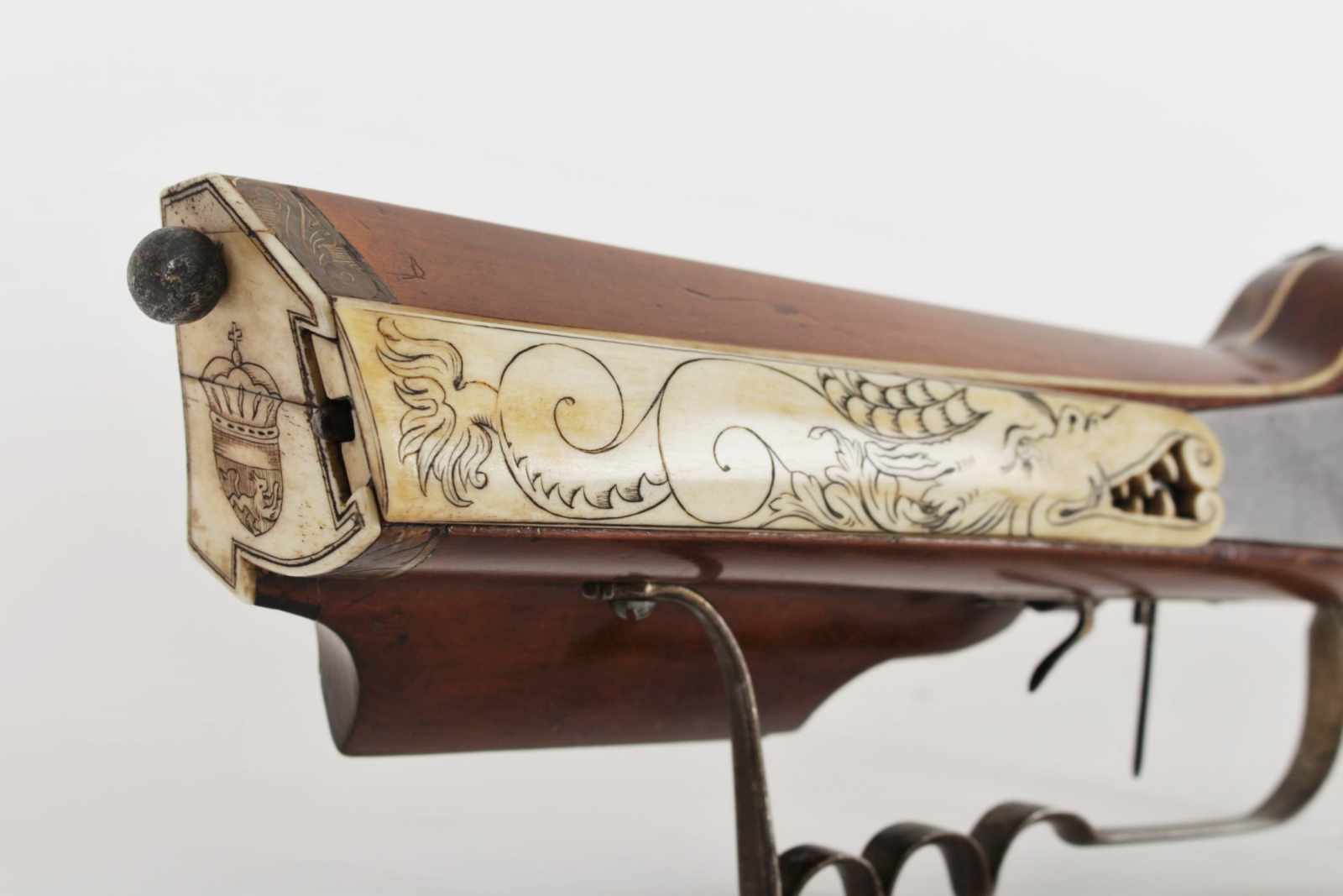 A fine Saxony wheellock rifle with bone inlaid decoration Germany, Dresden, circa 1610, master F F / - Image 9 of 12