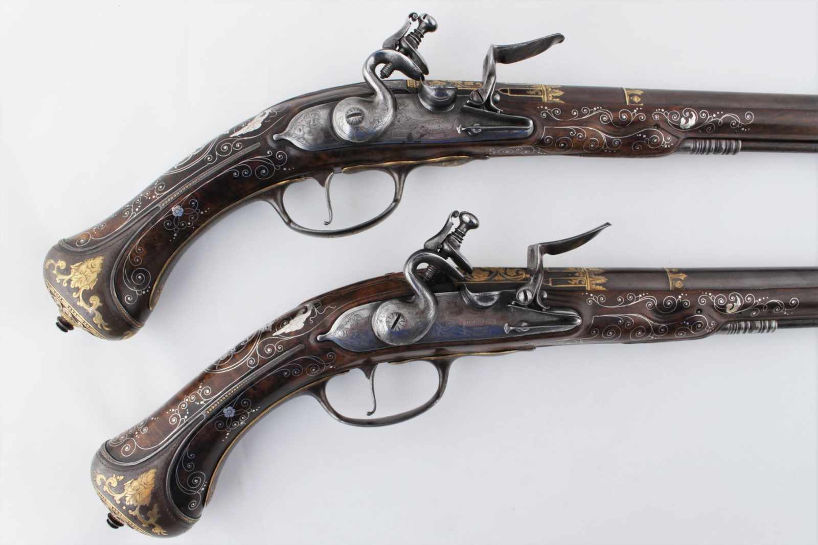 A pair of flintlock pistols La Marre A VIENNE Datace: circa 1680 An important and rare pair of - Image 16 of 17