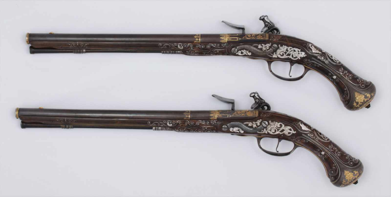 A pair of flintlock pistols La Marre A VIENNE Datace: circa 1680 An important and rare pair of - Image 11 of 17