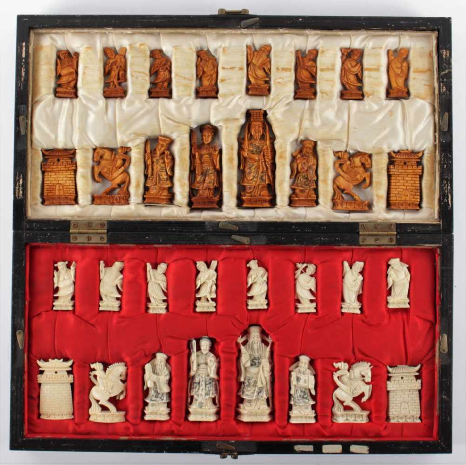 Ivory chess China, 1st third of the 20th century, full set of 32 ivory chess figures with a chess