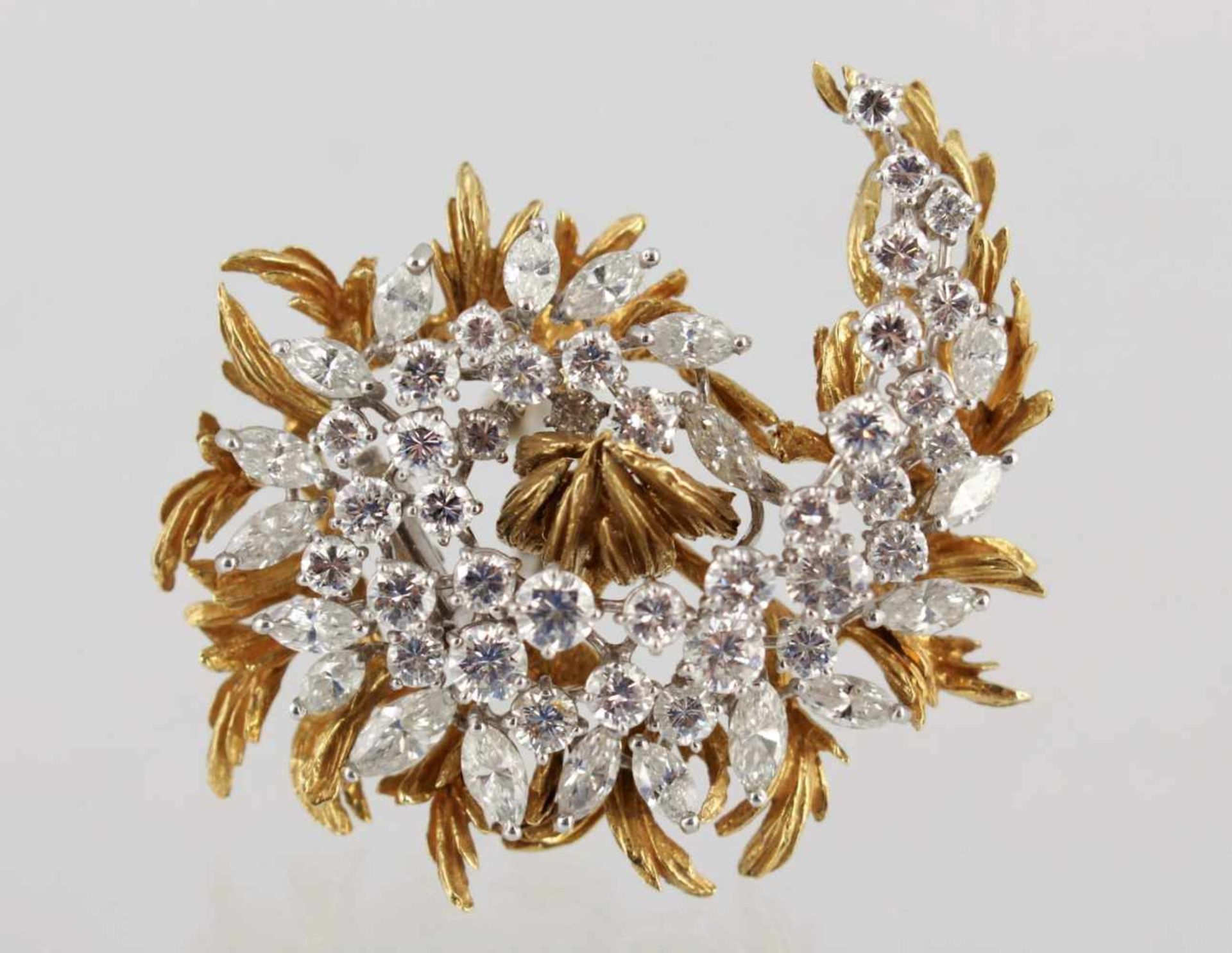 Gold brooch with diamonds 8,25 ct Brooch of a total weight of 30.58 g, can be devided into two