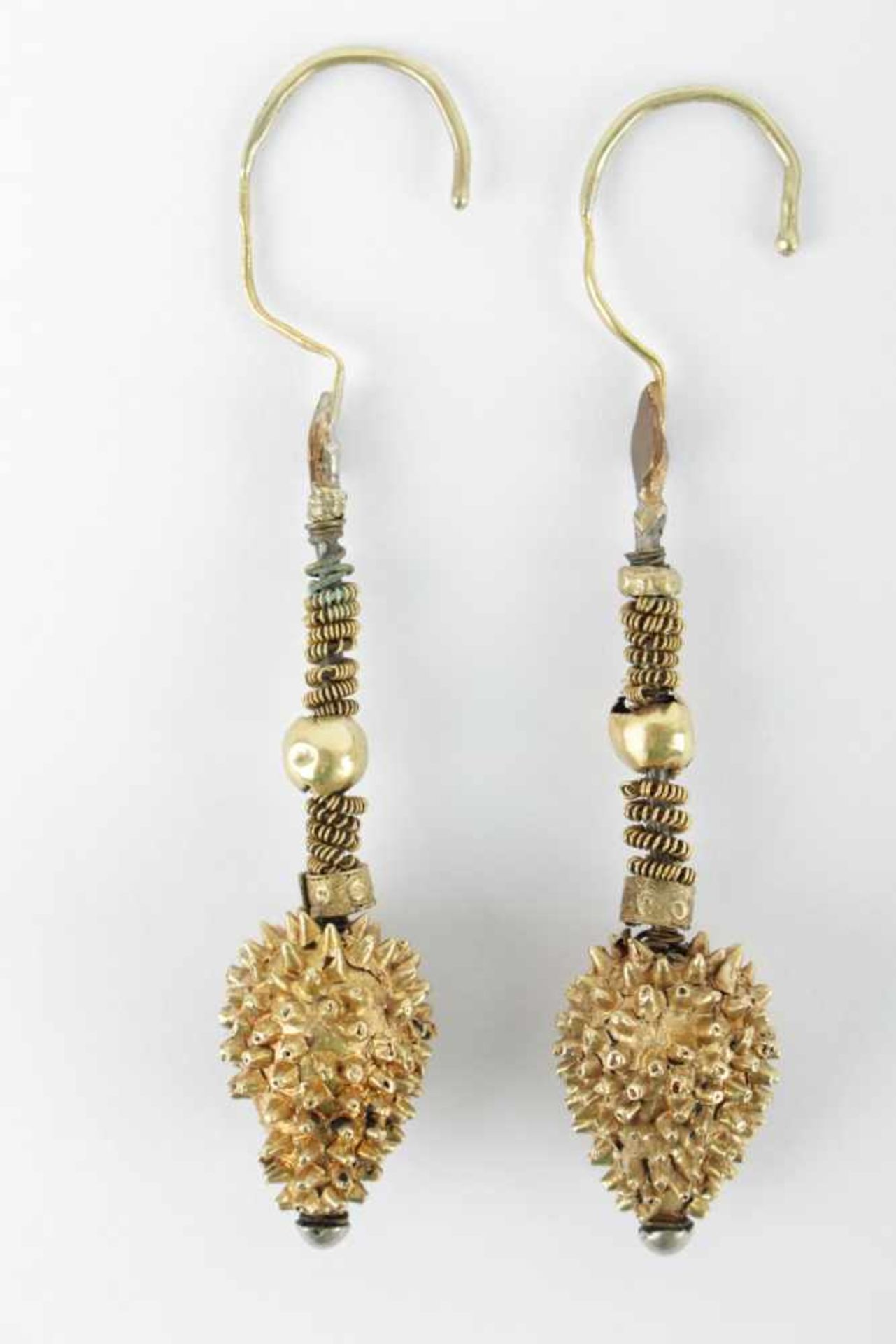 Gold earrings Europe - Near East, circa 9 cent. AC, earrings in the form of pendants, the upper part