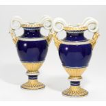 PAAR SCHLANGENHENKELVASEN. Meissen. Porzellan, blauer Fond gold staffiert. H.39 cm.