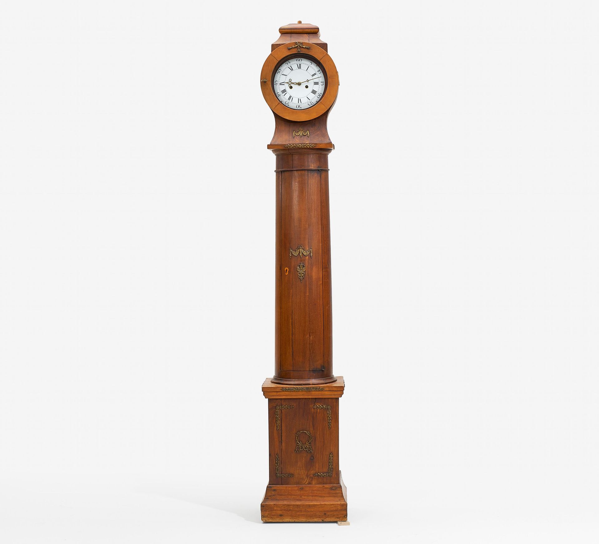 BIEDERMEIER STANDUHR. Norddeutsch. Nussbaum, u.a. Hölzer. Emailzifferblatt. 233x38x30,5 cm.