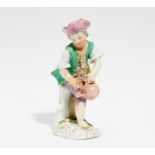 GÄRTNERKNABE. Meissen. Porzellan, farbig staffiert. H.13 cm. Schwertermarke. Zustand C.