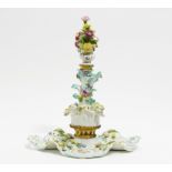 PLAT DE MENAGE. Wohl Meissen. Porzellan, farbig und gold staffiert. Metallmontierung. H.46,5 cm.